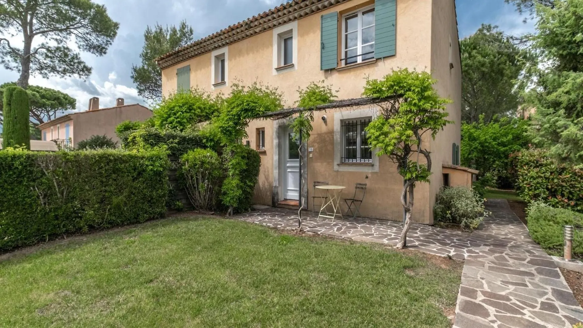 Terraced House In Domaine De Saint Endr Ol With Golf Spa And Communal Pool La Motte  La Motte (Var)