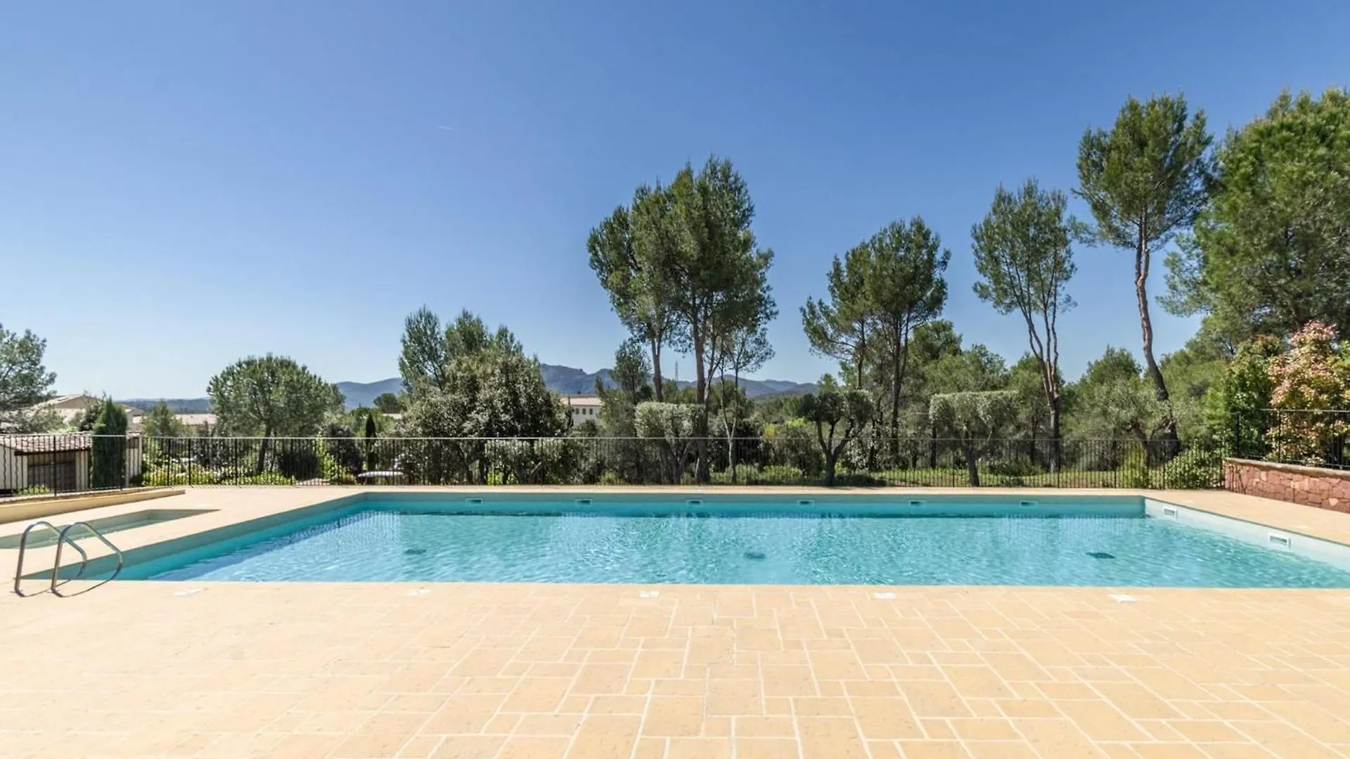 Terraced House In Domaine De Saint Endr Ol With Golf Spa And Communal Pool La Motte  Holiday home La Motte (Var)